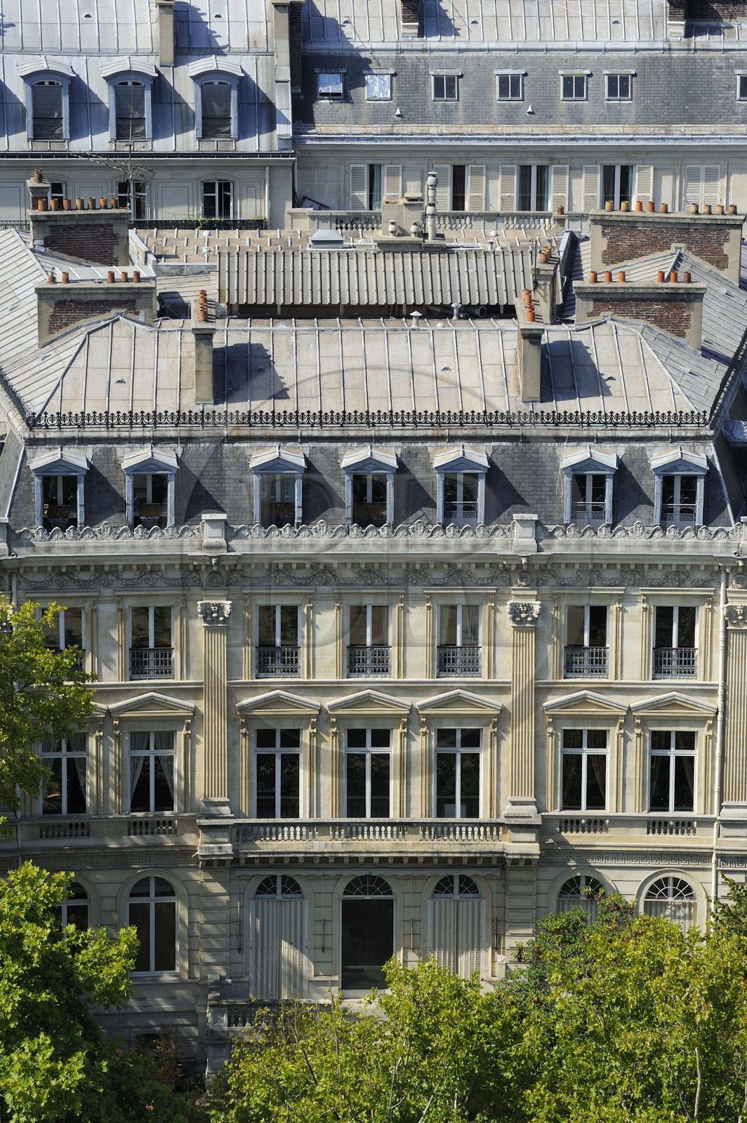 France, Paris (75), immeuble Haussmannien sur la place de l'Etoile à l'angle de l'avenue Foch vu du haut de l'Arc de Triomphe