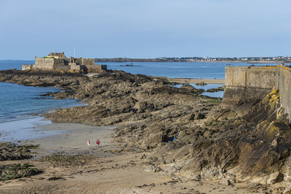 France, Ille-et-Vilaine (35), Côte d'Emeraude, Saint-Malo, Fort National conçu par Vauban et construit par Siméon Garangeau de 1689 à 1693, la plage de l'eventail à marée basse