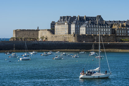France, Ille-et-Vilaine (35), Côte d'Emeraude, Saint-Malo, la ville close à l'entrée du port