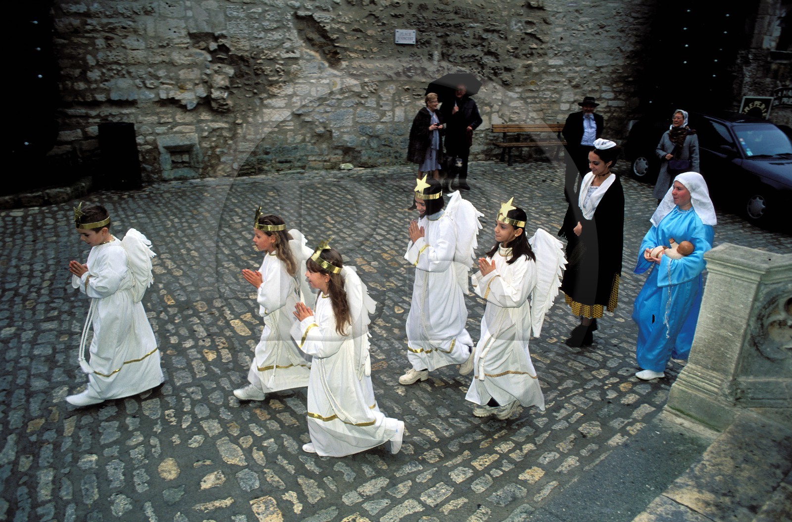France, Bouches-du-Rhône (13), Les Baux-de-Provence, labellisé Les Plus Beaux Villages de France, jeunes anges allant à la messe (Noël provençal)