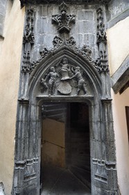 France, Puy de Dome, Clermont Ferrand, Hotel particulier Savaron (mansion) rue des Chaussetiers, escalier dans la cour intérieure, écu du propriétaire Savaron