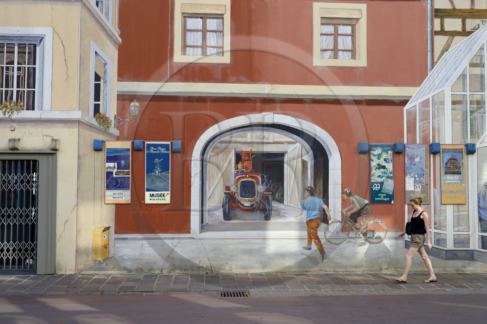 France, Haut-Rhin (68), Mulhouse, mur peint dans la rue Lambert, facade en trompe-l'oeil