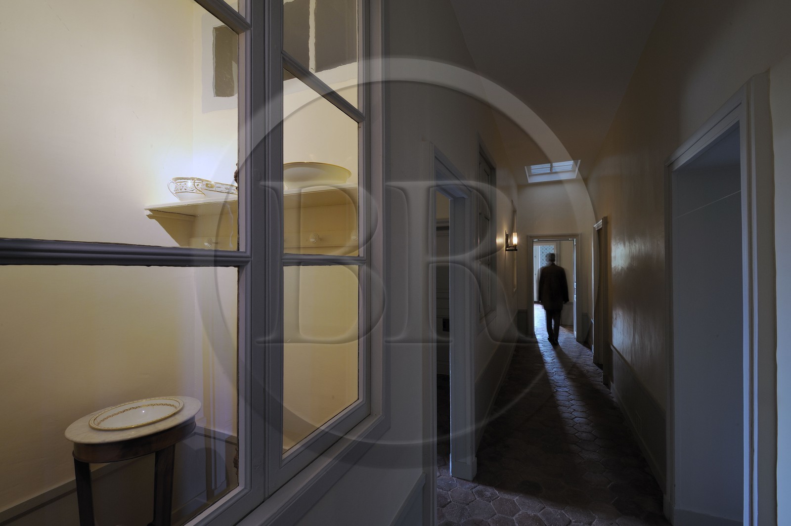 France, Yvelines (78), château de Versailles, classé Patrimoine Mondial de l'UNESCO, le domaine de Marie-Antoinette, le Petit Trianon, couloir au deuxième étage