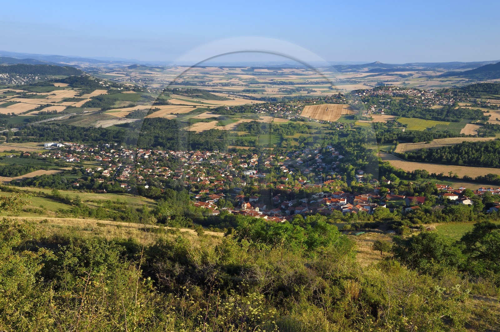 France, Puy-de-Dôme (63), La Roche-Blanche, le village de Gergovie au premier plan et Le Crest en arrière plan dans la plaine de la Limagne vu depuis le plateau de Gergovie