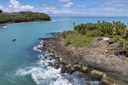 France, Guyane, Kourou, Iles du Salut, l'Ile du Diable et la case qui a servi de bagne à Alfred Dreyfus, l'Ile Royale qui accueillait l'administration en arrière plan