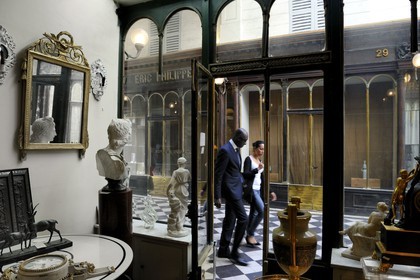 France, Paris (75), Galerie Vero-Dodat entre la rue Jean-Jacques-Rousseau et la rue du Bouloi, antiquaire Marini France