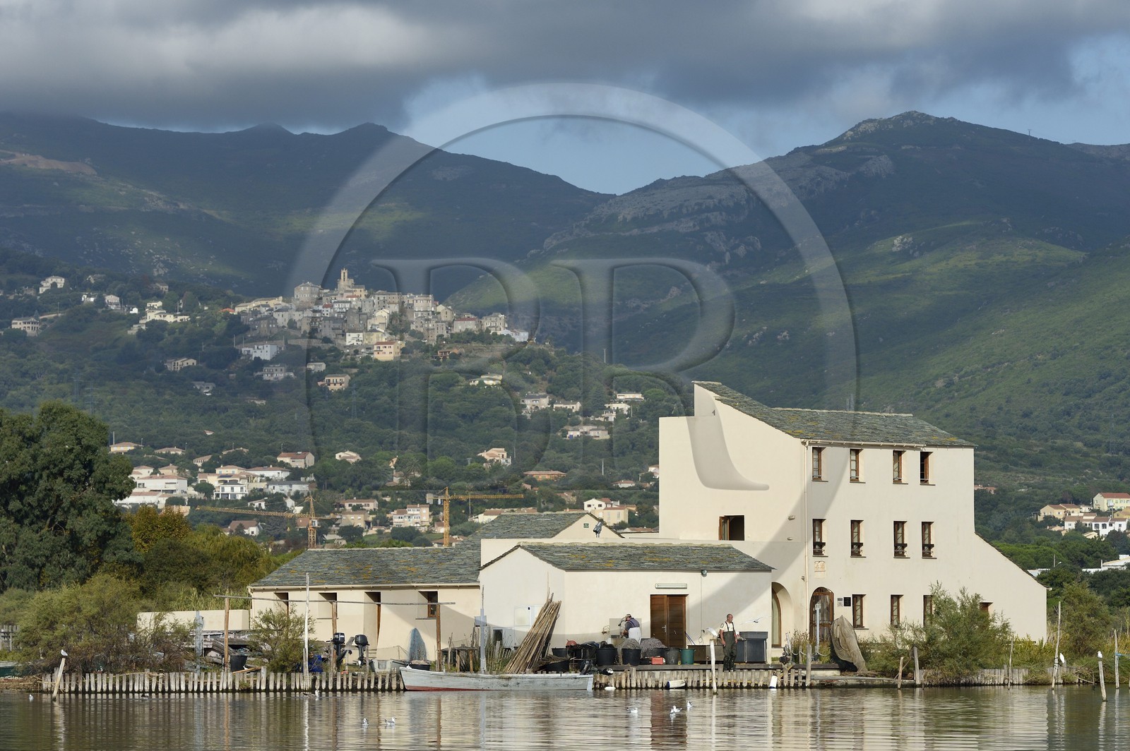 France, Haute-Corse (2B), l'étang de Biguglia (stagnu di Chjurlinu), réserve naturelle de Corse (RNC), l'écomusée de la Réserve naturelle de l'Étang de Biguglia dans l'ancien fortin, le village de Furiani en arrière plan