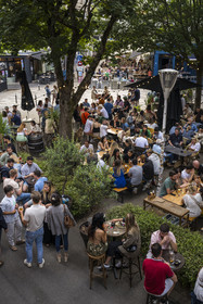 France, Morbihan (56), Lorient, Place Polig Montjarret, lieu de rencontre et de partage aux terrasses de restaurants et bars