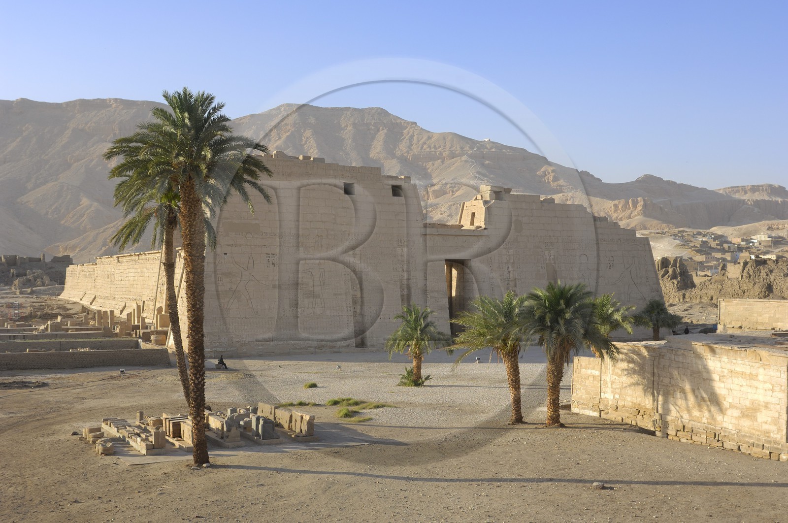 Egypte, Haute Egypte, vallée du Nil, environs de Louxor, nécropole thébaine classée Patrimoine Mondial de l'UNESCO, Thèbes Ouest, Medinet Habou, temple de Ramses III