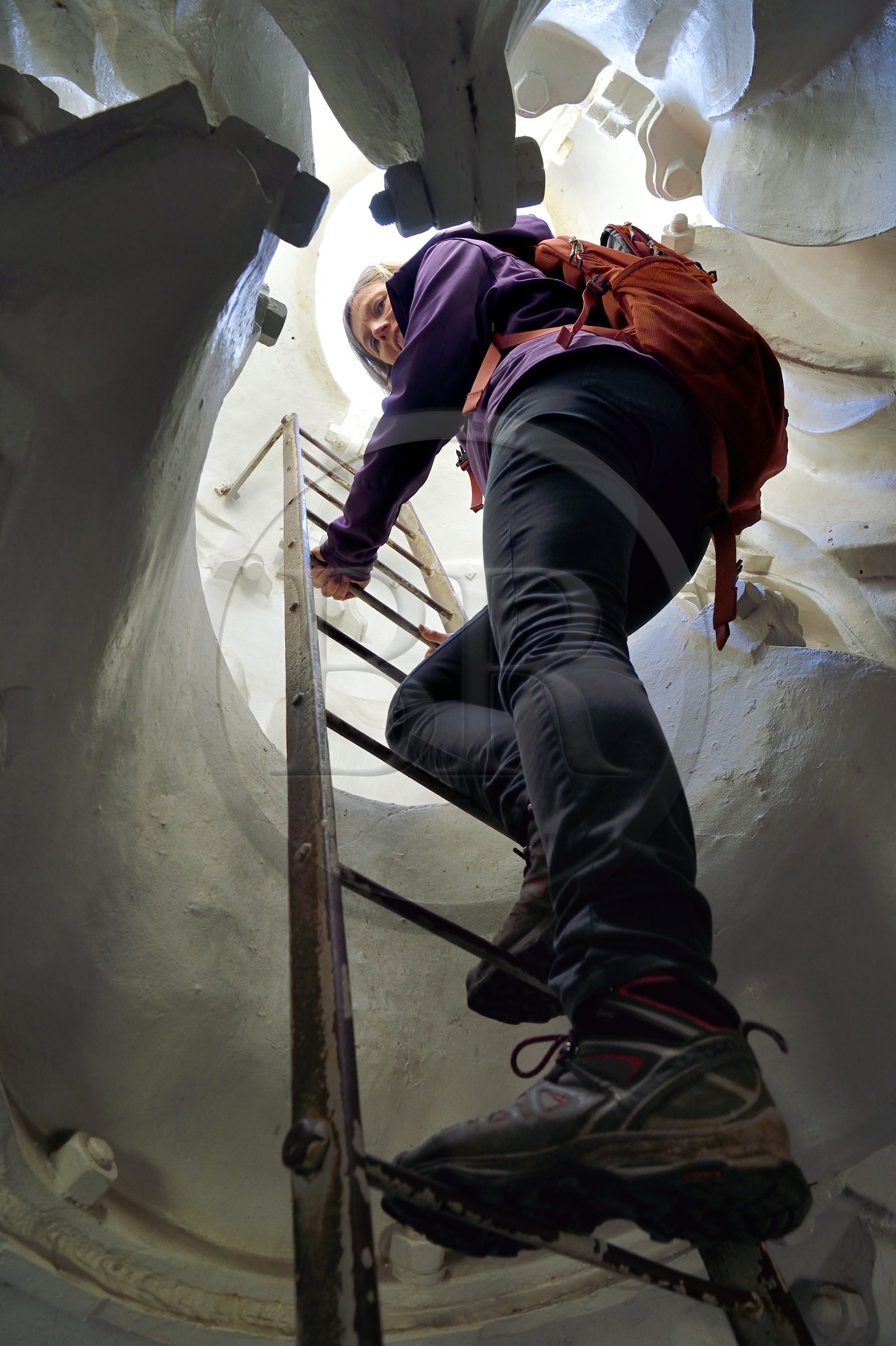 France, Haute-Loire (43), Le Puy-en-Velay, étape classée Patrimoine Mondial de l'UNESCO dans le cadre des chemins de Compostelle, échelle qui termine l'escalier intérieur de la statue de Notre-Dame de France (de 1860) au sommet du Rocher Corneille