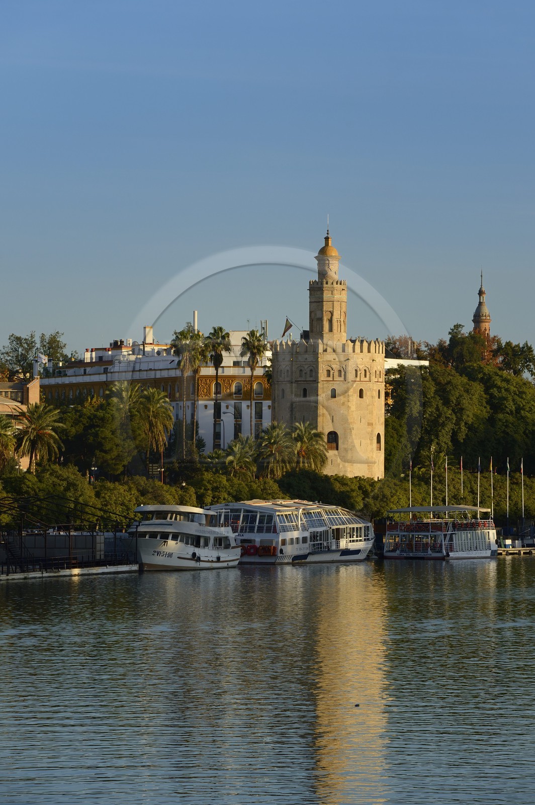 Espagne, Andalousie, Séville, en bordure du fleuve Guadalquivir, la Tour de l'Or (Torre del Oro), ancienne tour d'observation militaire construite au début du XIIIe siècle reconvertie en musée maritime