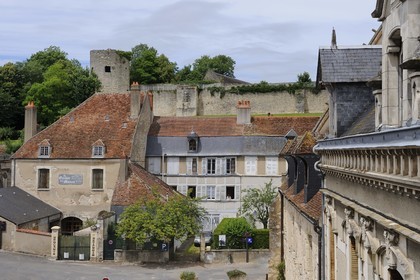France, Nièvre (58), La Charité-sur-Loire, anciennes écuries et hôtellerie devant les remparts