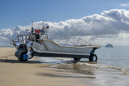 France, Gironde (33), le Verdon-sur-Mer, plateau rocheux de Cordouan, phare de Cordouan, classé Patrimoine Mondial de l'UNESCO, visite du phare avec transfert par bateau et chaland amphibie des croisières La Sirène