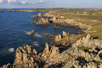 France, Finistère (29), Mer d'Iroise, Ile d'Ouessant, les rochers de la cote dechiquetée au Nord de l'Ile au le phare du Créac’h (vue aérienne)