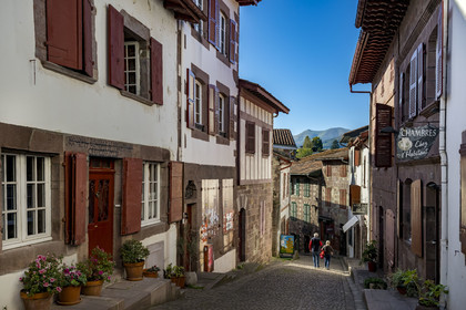 France, Pyrénées-Atlantiques (64), Pays-Basque, Saint-Jean-Pied-de-Port, rue de la Citadelle sur le chemin de Saint-Jacques-de-Compostelle