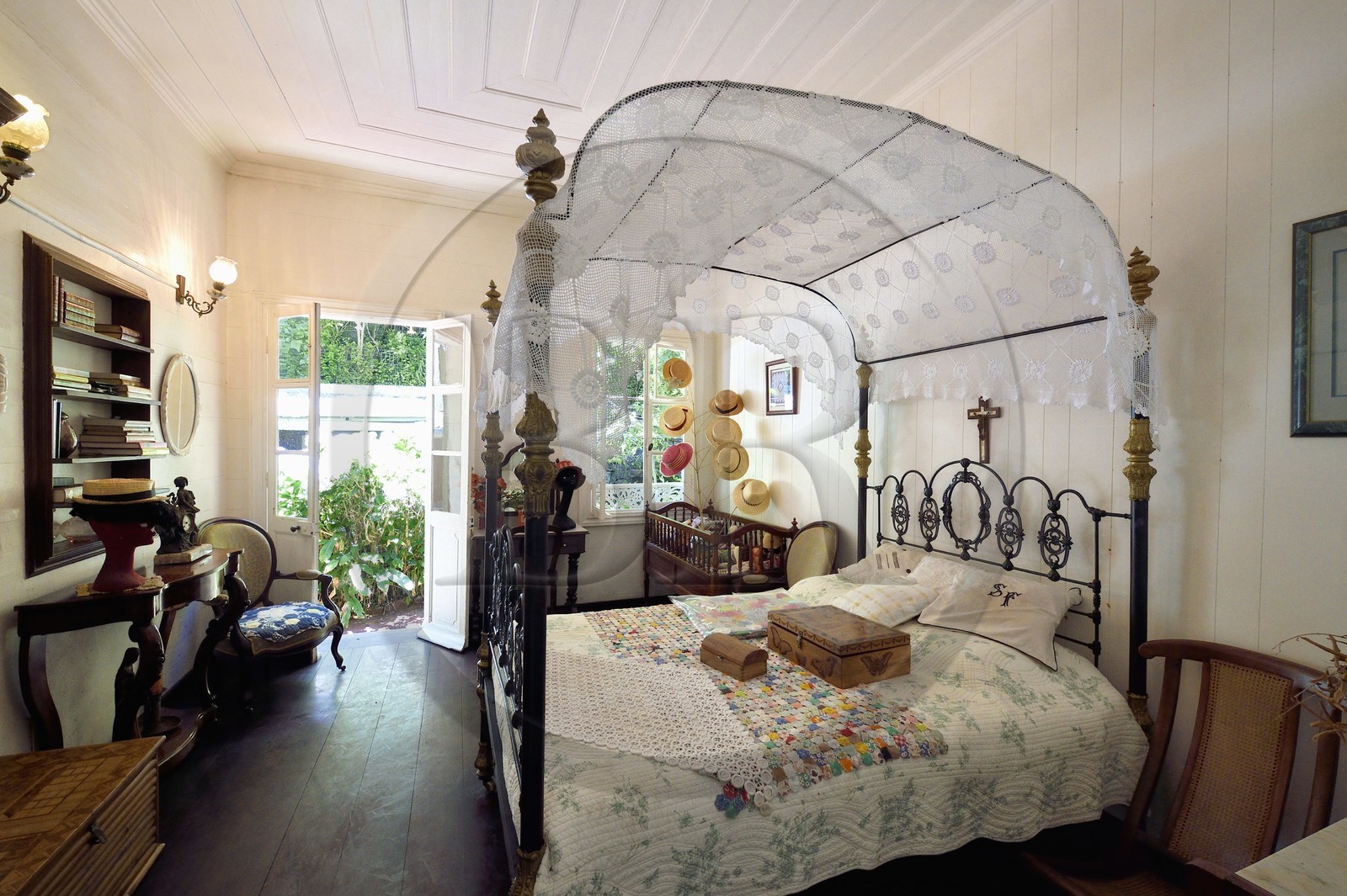 France, Ile de la Reunion, Cirque de Salazie, classé Patrimoine Mondial de l'UNESCO, Hell-Bourg, labellisé les Plus Beaux Villages de France, la Villa ou Maison Folio à l'architecture créole traditionnelle du XIXème siècle, lit à baldaquin dans la chambre à coucher