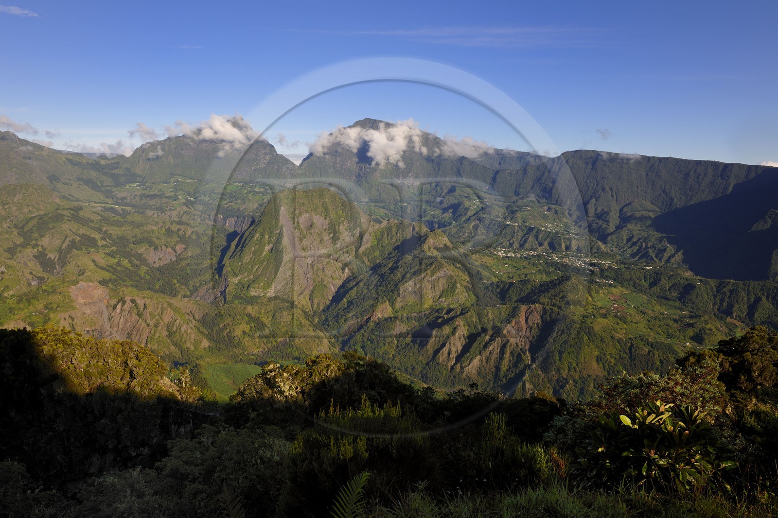 France, île de la Réunion, cirque de Salazie, classé Patrimoine Mondial de l'UNESCO, le Cimendef (2226 m) à gauche