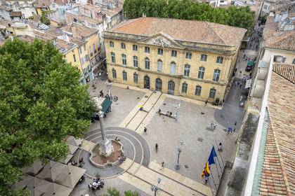 France, Bouches-du-Rhône (13), Aix en Provence, la Halle aux grains et la place de l'Hotel de Ville avec sa fontaine (vue aérienne)