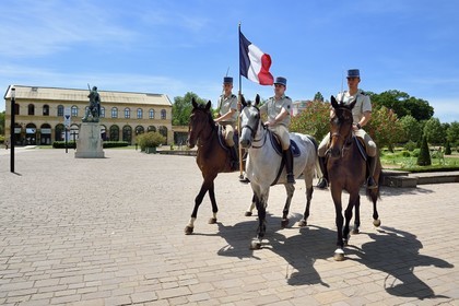 France, Moselle (57), Metz, jardins de l'Esplanade, cavaliers se préparant à la passation de commandement du 3e régiment de hussards
