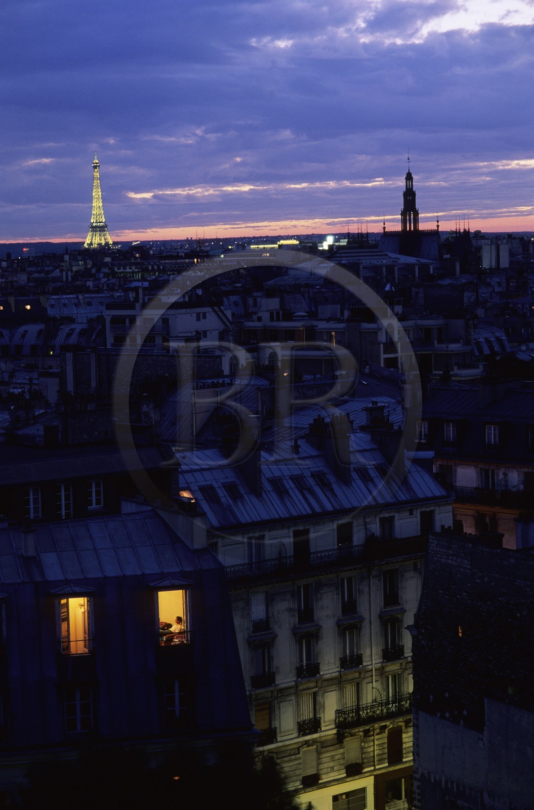 France, Paris, view on Saint Martin canal with the Eiffel Tower illuminated (© SETE-Illuminations Pierre Bideau) in the background