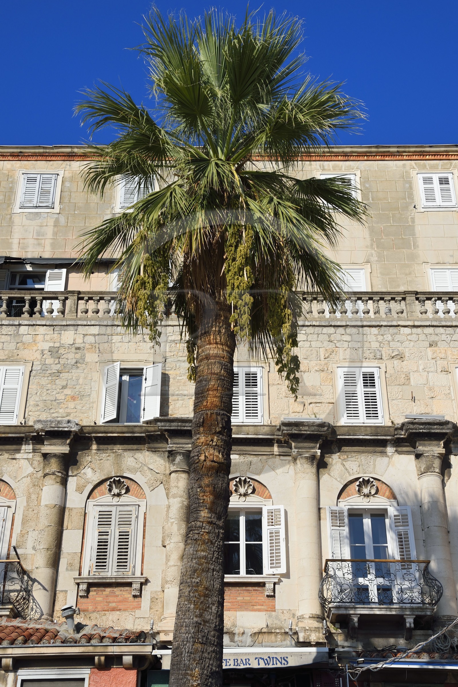 Croatie, Dalmatie, cote dalmate, Split, vieille ville romaine classée Patrimoine Mondial de l'UNESCO, l'ancienne facade transformée du palais de Dioclétien sur la Riva