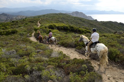 France, Haute-Corse (2B), Nebbio, Punta di l’Acciolu (Acciola), cavaliers en randonnée dans le désert des Agriates
