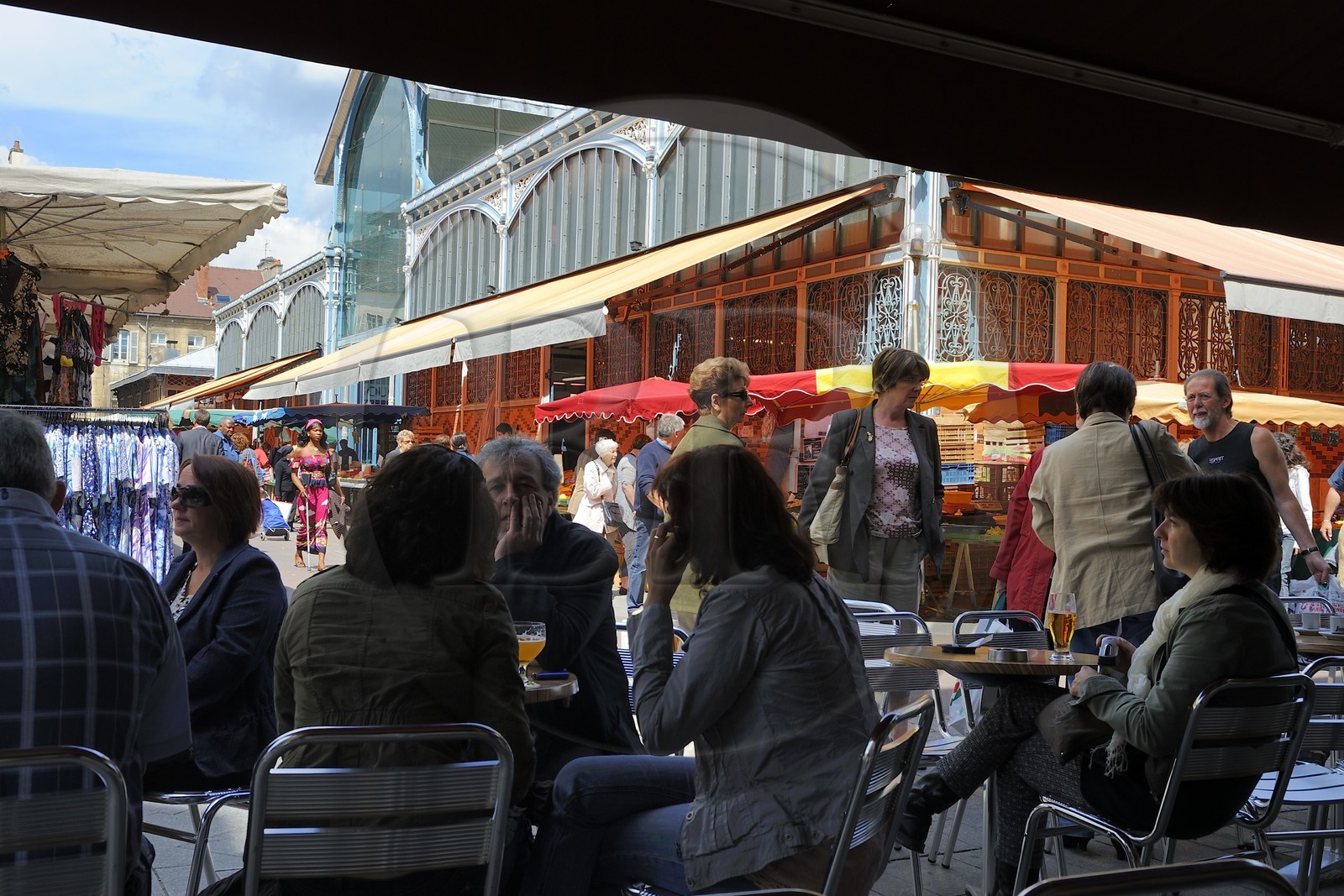 France, Côte d'Or (21), Dijon, terrasse de café devant les Halles