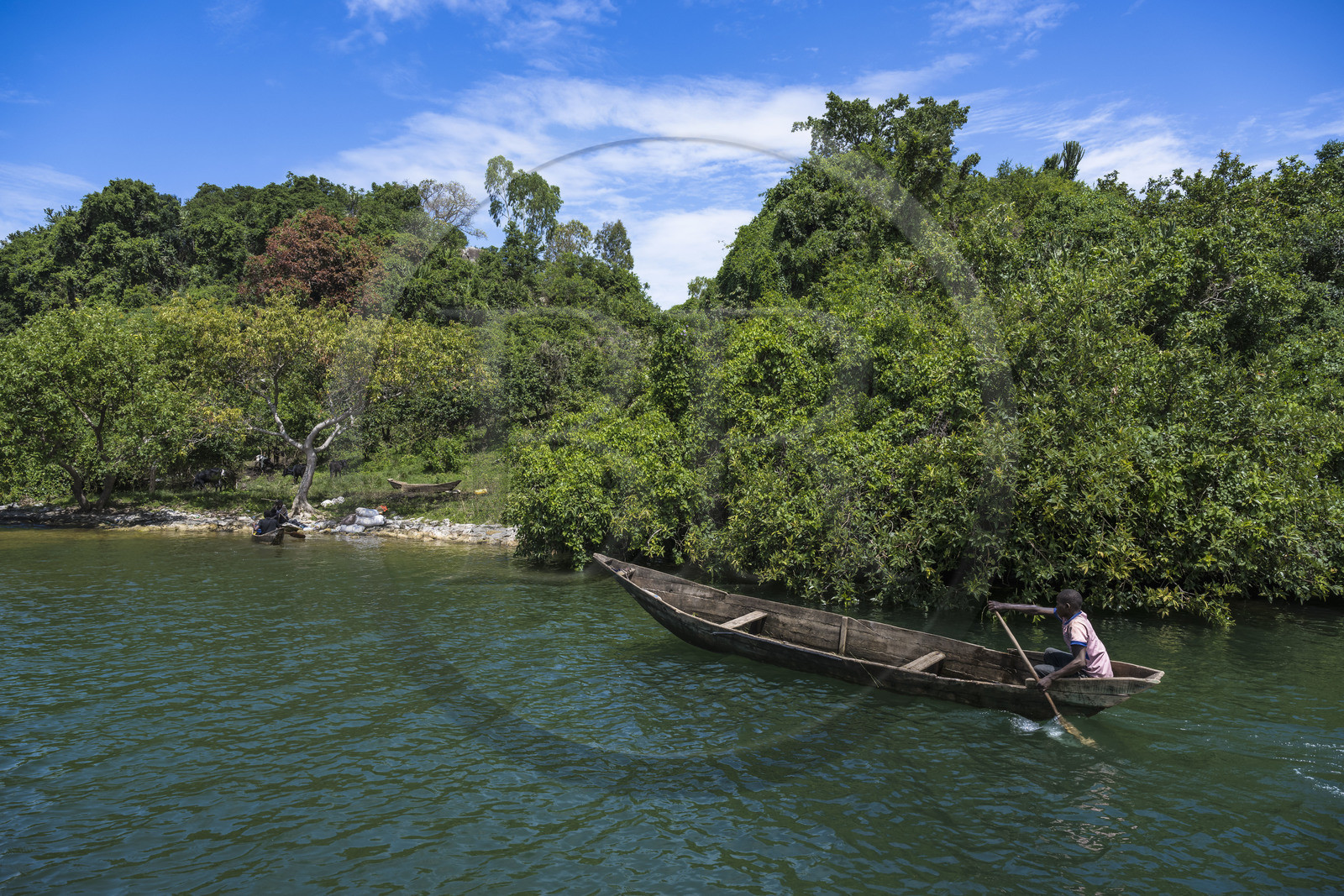 Rwanda, Province de l’Ouest, Karongi (anciennement nommée Kibuye), lac Kivu, pirogue naviguant entre les ilots au large de Kibuye