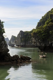 Vietnam, province de Quang Ninh, la Baie d'Halong classée Patrimoine Mondial de l'UNESCO, bateau de pêche entre les iles karstiques