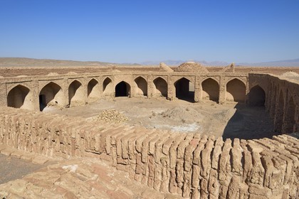 Iran, Province de Yazd, désert du Dasht-e Kavir, caravanserail de Saqand