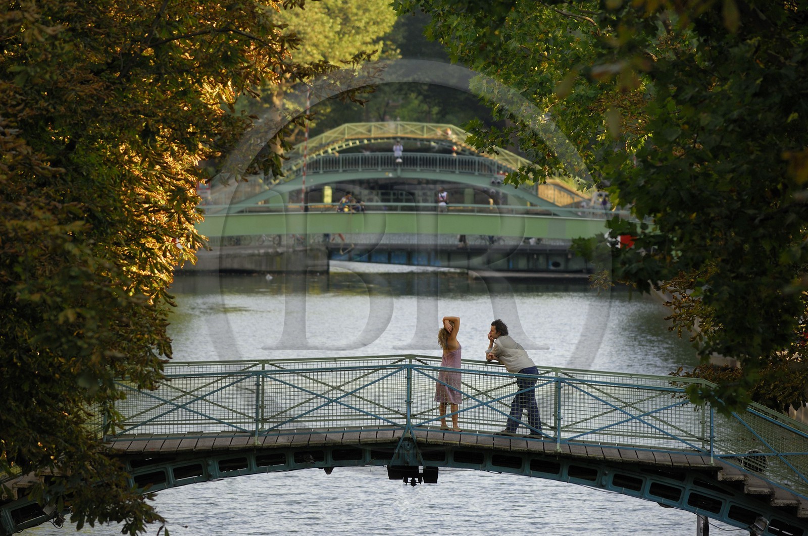 France, Paris (75), canal Saint-Martin, couple d'amoureux sur le pont de l'écluse de la rue de Lancry