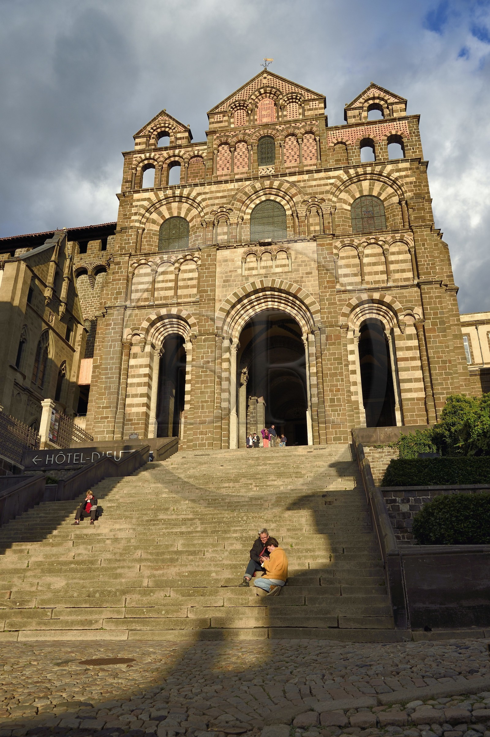 France, Haute-Loire (43), Le Puy-en-Velay, étape des chemins de Compostelle, la cathédrale Notre-Dame-de-l'Annonciation du XIIe siècle classée Patrimoine Mondial de l'UNESCO