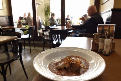 République Tchèque, Prague, centre historique classé Patrimoine Mondial de l'UNESCO, quartier Mala Strana, restaurant Malostranska Beseda