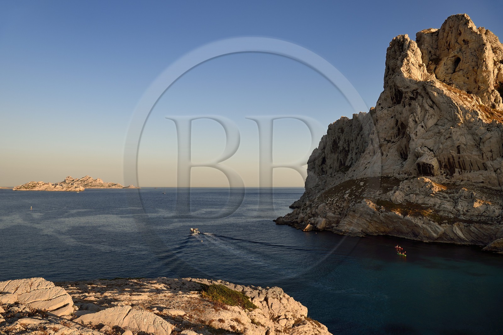 France, Bouches-du-Rhône (13), Marseille, Parc national des Calanques, Les Goudes, passages des Croisettes, les falaises de l'Ile Maire et l'Archipel de Riou en arrière plan (demande d'autorisation nécessaire avant publication)