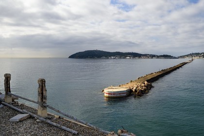 France, Var (83), Toulon, la grande jetée au coeur de la rade vue depuis le mole des torpilles à la pointe de Pipady