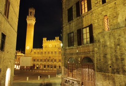 Italy, Tuscany, Siena, the tower of Mangia and Palazzo Pubblico on the Piazza del Campo