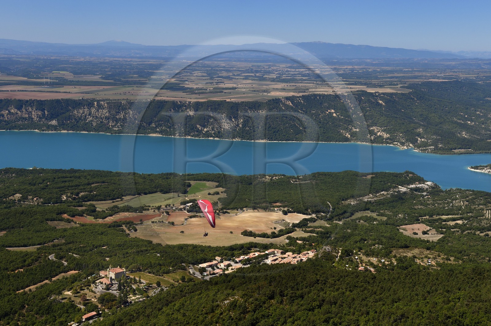 Var (83) rive gauche et Alpes-de-Haute-Provence (04) rive droite, Parc Naturel Régional du Verdon, lac de Sainte Croix à la sortie des Gorges du Verdon, au premier plan le chateau d'Aiguines datant de la Renaissance et l'église Saint-Jean (vue aérienne)