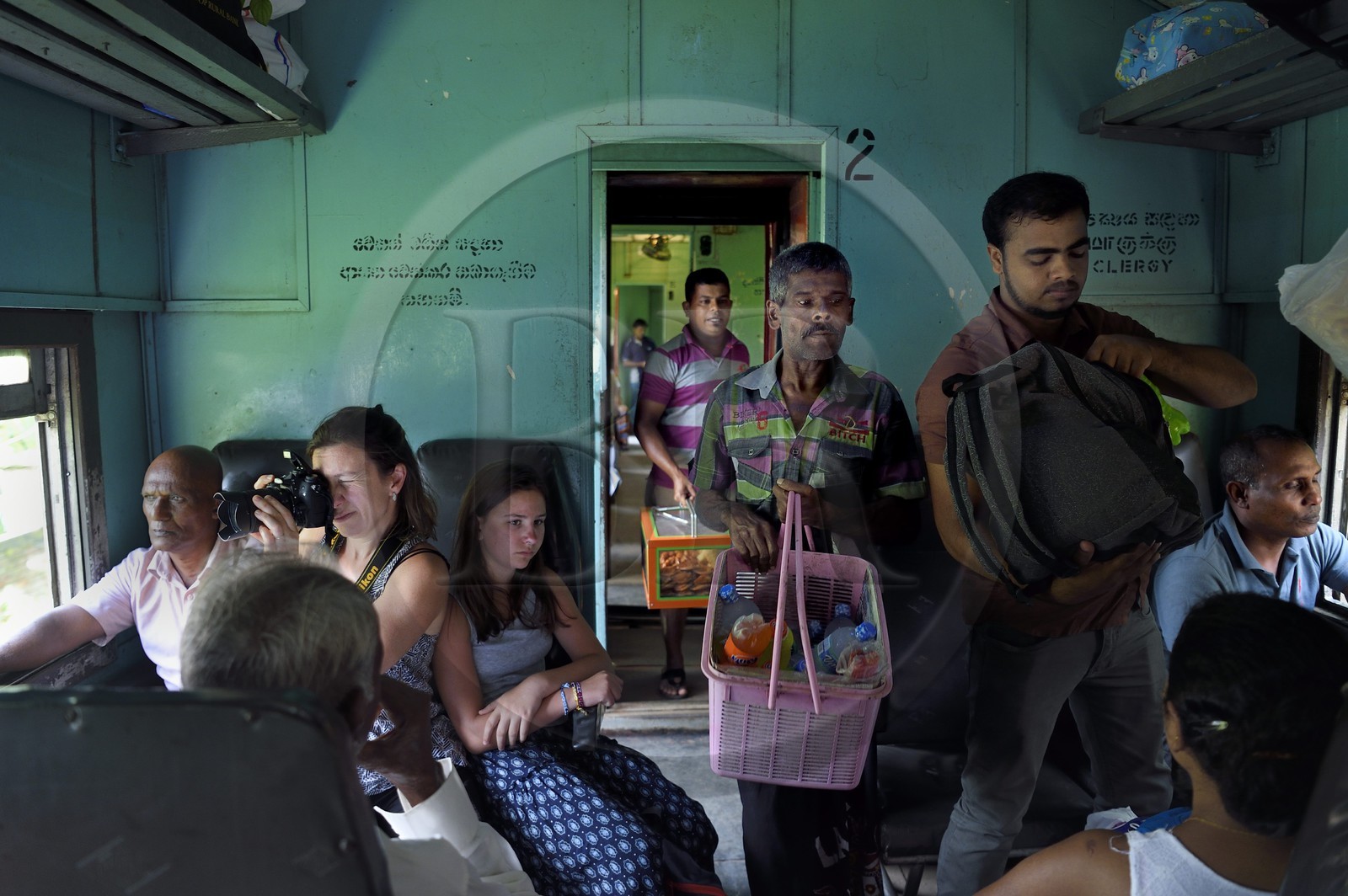 Sri Lanka, Province du Sud, train de Galle à Colombo, vendeur ambulants circulant dans les wagons