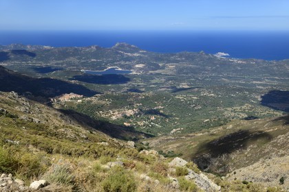 France, Haute-Corse (2B), Balagne, village perché de Speloncato et le lac de Codole en arrière plan