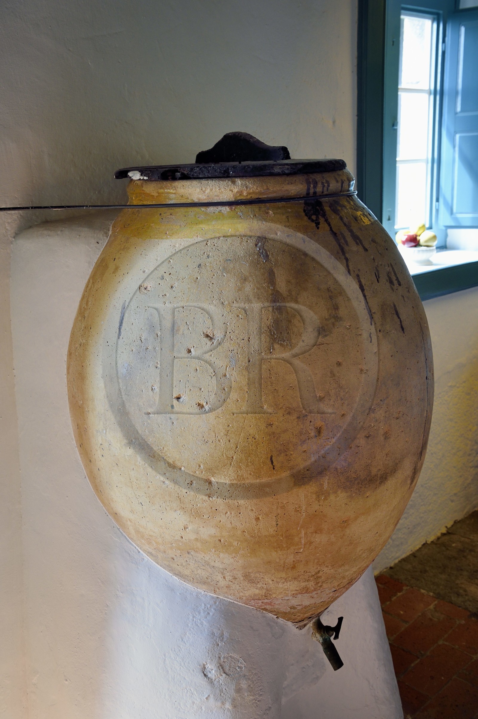 Portugal, Ile de Madère, Calheta, hotel Quinta das Vinhas, réserve d'eau dans l'ancienne cuisine