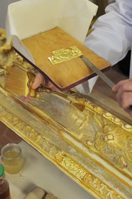 France, Yvelines (78), château de Versailles, ateliers de restauration du château, atelier de dorures, Laurent Hissier travaillant sur un cadre de tableau
