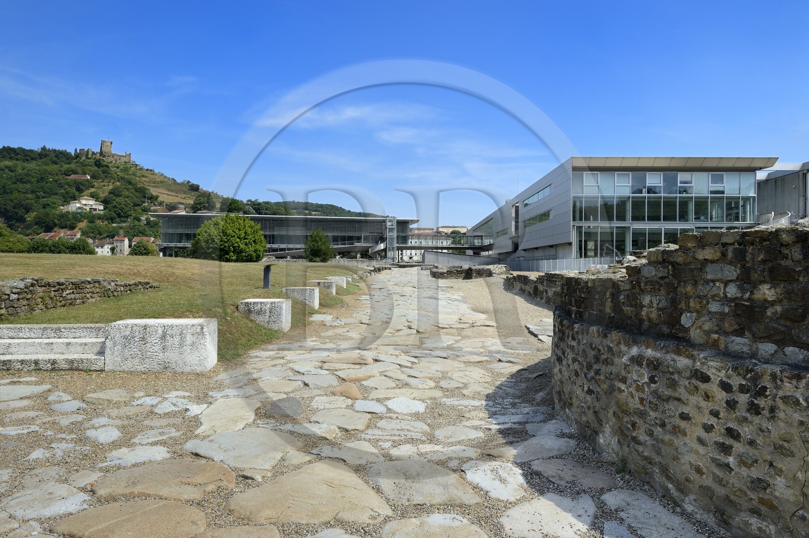France, Rhône (69), Saint-Romain-en-Gal, le site archéologique du musée gallo-romain de Saint-Romain-en-Gal, voie romaine en granit (rue des portiques)