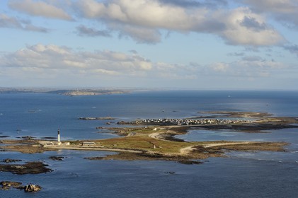 France, Finistère (29), Mer d'Iroise, parc naturel régional d'Armorique, Ile de Sein, labellisé Les Plus Beaux Villages de France  et la Pointe du Raz en arrière plan (vue aérienne)