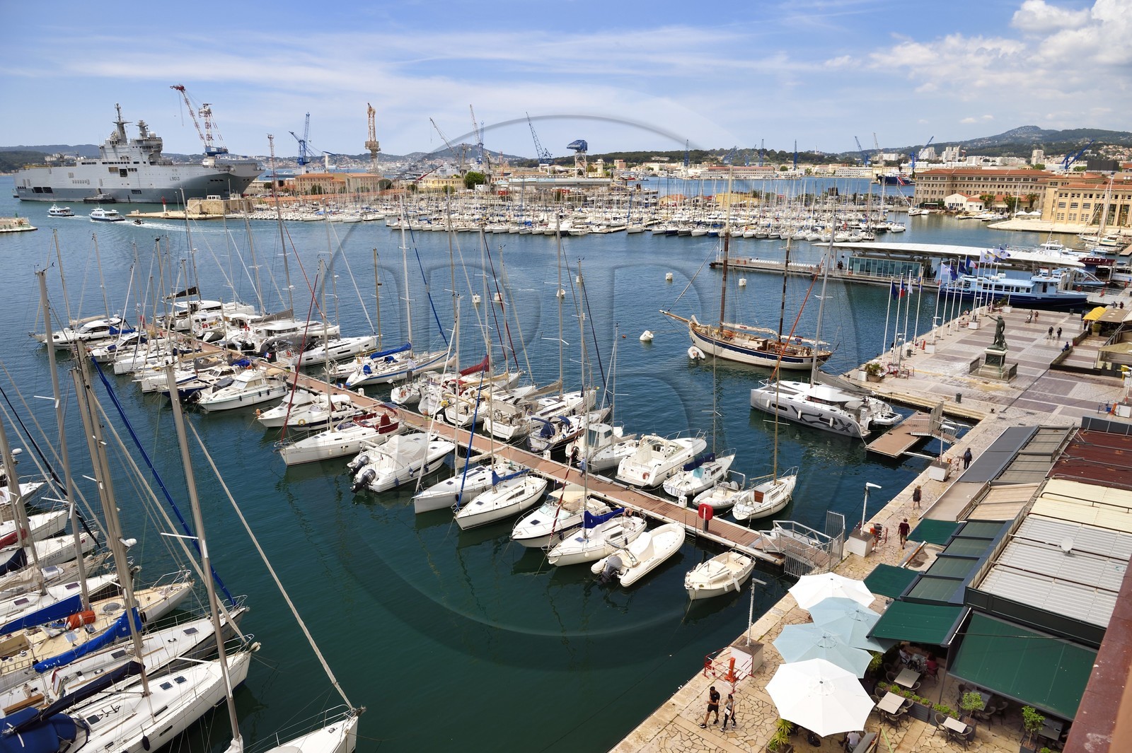 France, Var (83), Toulon, embarcadère de bateau-bus de la Station maritime quai Cronstadt sur le port civil, le Mistral (L9013) porte-hélicoptères amphibie de la Marine nationale française en arrière plan