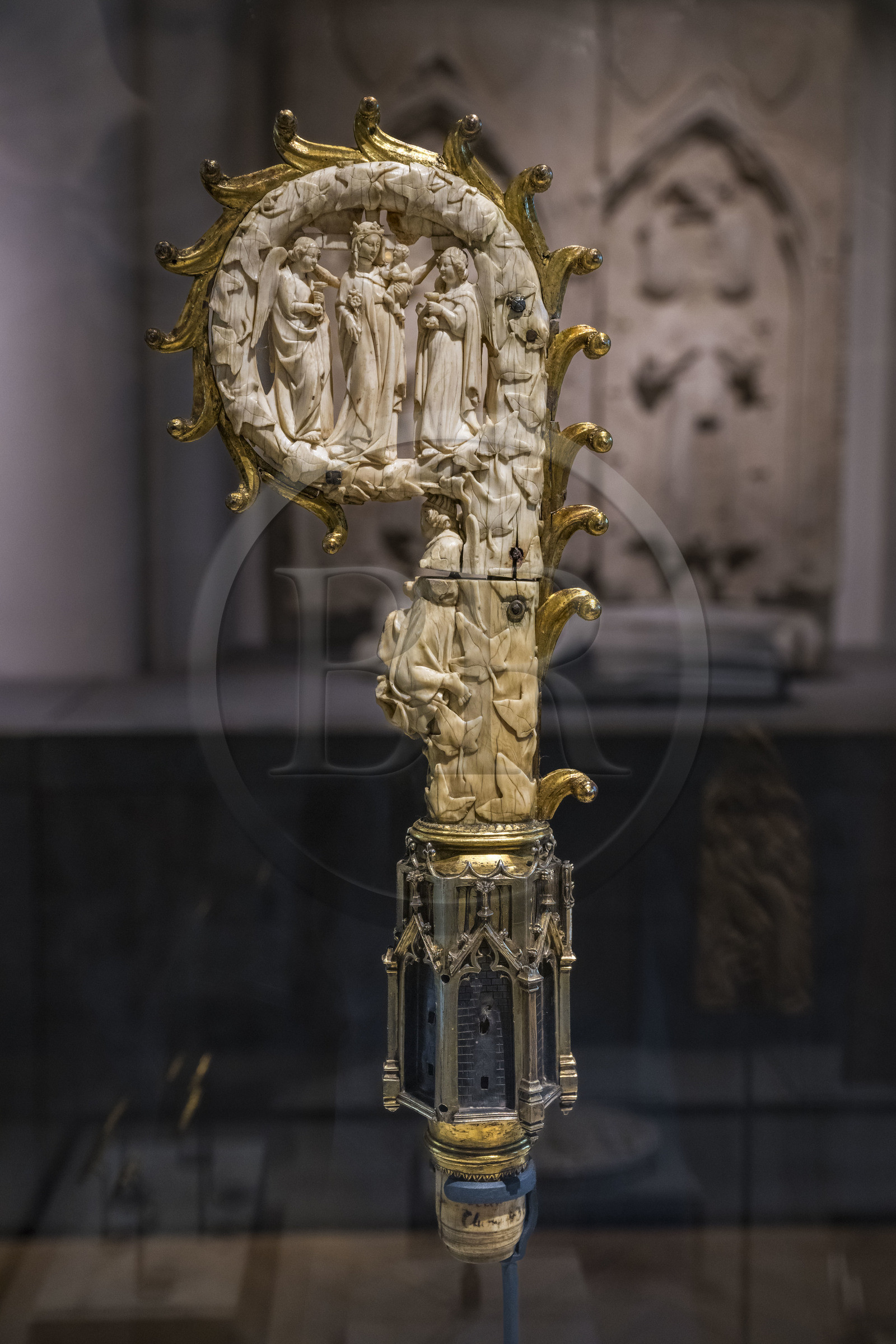 France, Paris (75), Musée de Cluny - Musée national du Moyen-Age, crosseron en ivoire d'éléphant 2e quart du XIVe siècle (Vierge Glorieuse sur une l'autre face)