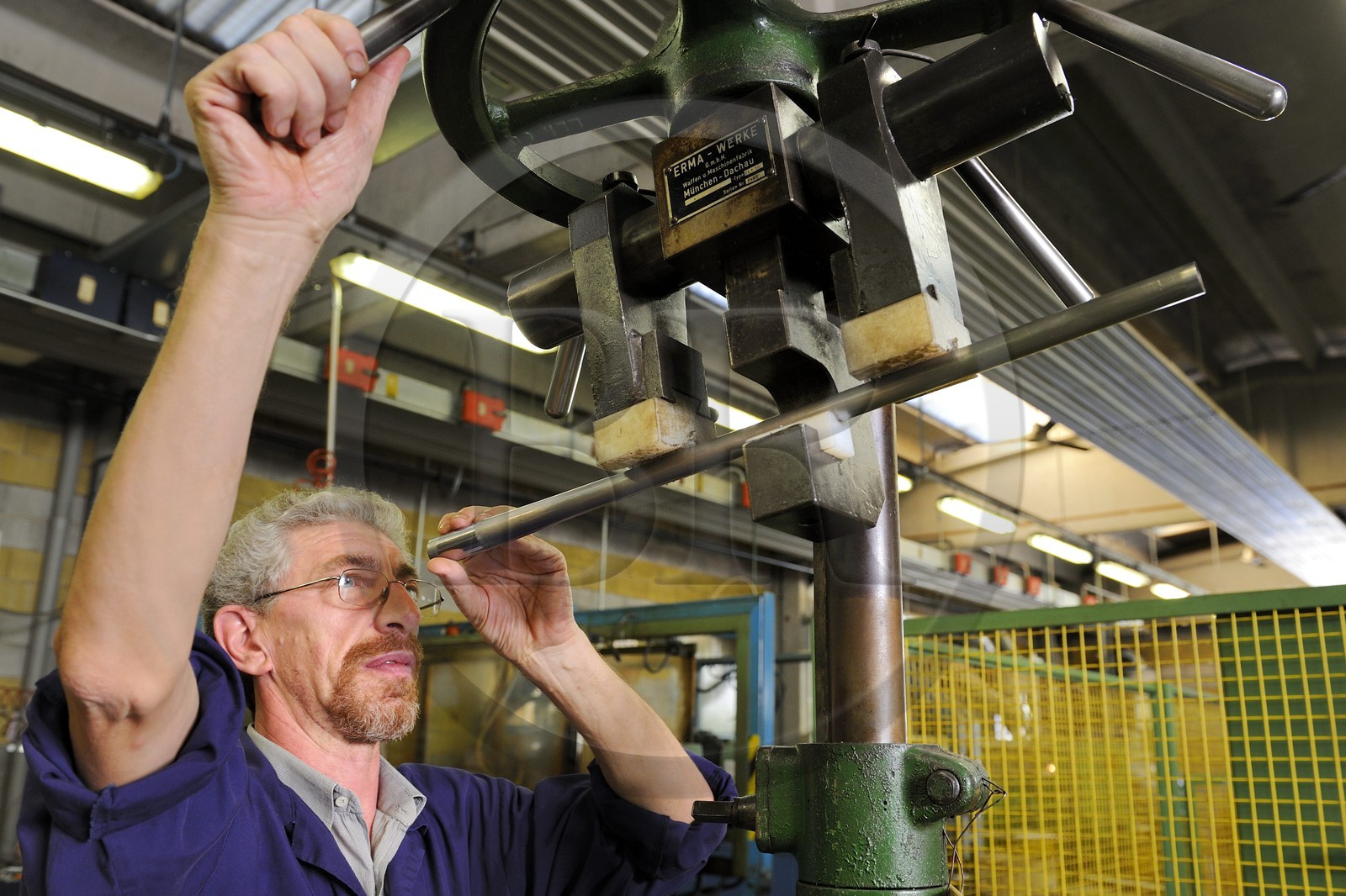 Italie, Lombardie, province de Brescia, Gardone Val Trompia, fabriquant d’armes historiques à chargement par la bouche Davide Pedersoli & C, vérification du canon