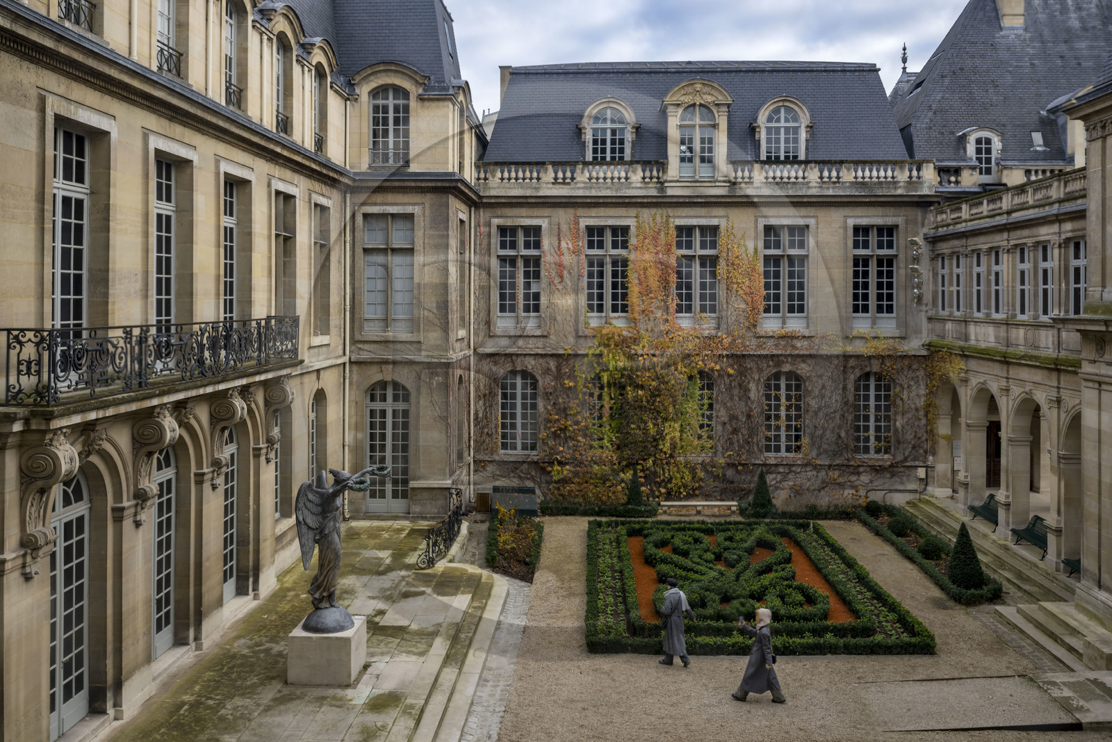 France, Paris, Marais district, Carnavalet Museum, the gardens and the original statue of Victory which sits atop the Palmier fountain on the Place du Châtelet