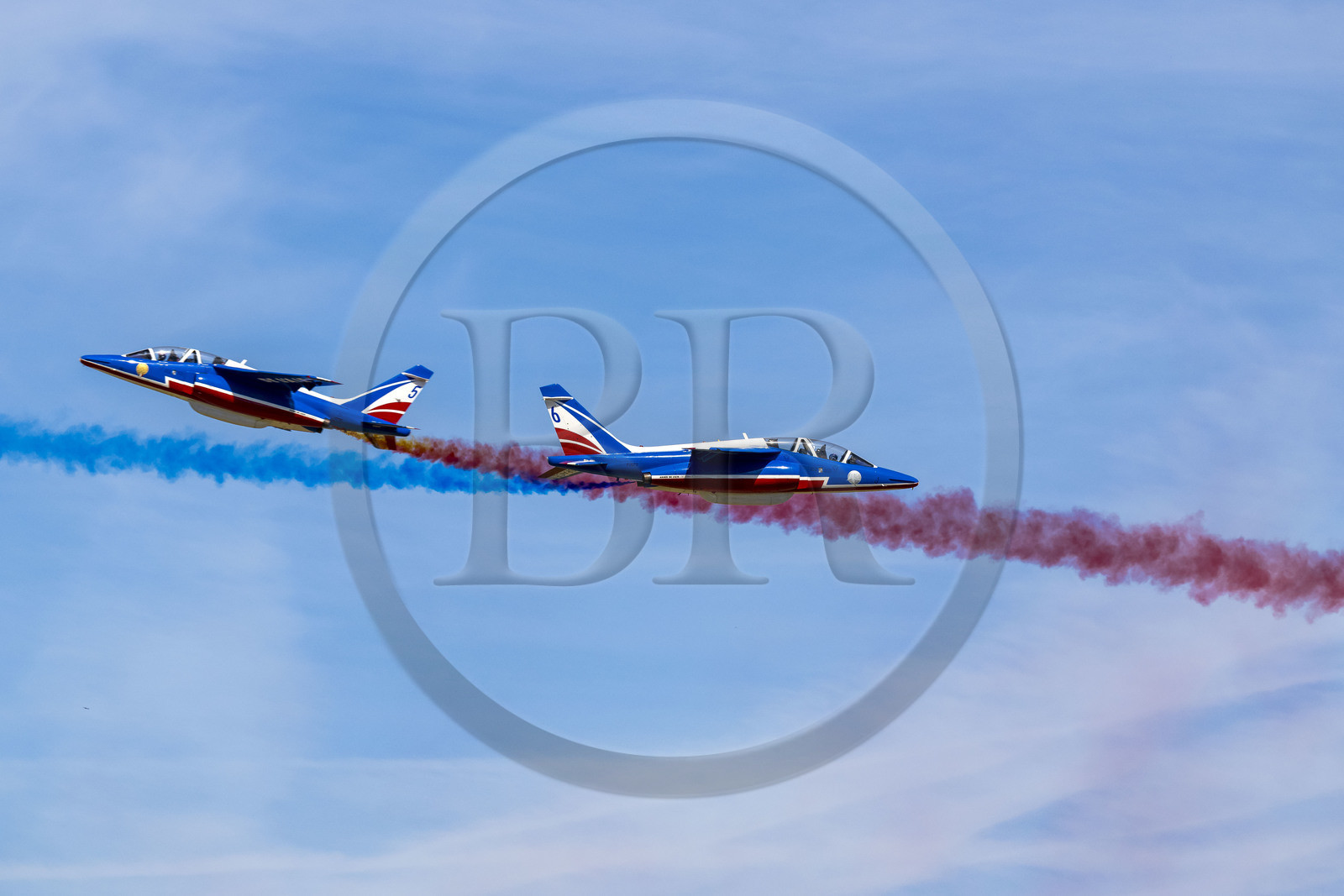 France, Bouches-du-Rhône (13), Salon-de-Provence, base aerienne 701, base de la Patrouille de France (PAF pour Patrouille acrobatique de France) de l'Armée de l'air et de l'espace française, démonstrations aériennes des avions Alphajet à l'occasion de la cérémonie d’échange des Gardes, figure de croisement