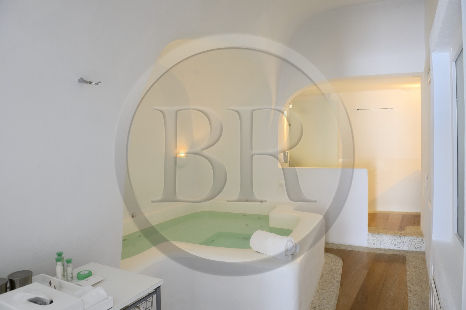 Grèce, Les Cyclades, mer Égée, île de Santorin (Thira ou Théra), village de Oia, l'hôtel Relais & Châteaux Kirini Suites & Spa, la salle de bain