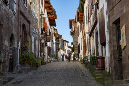 France, Pyrénées-Atlantiques (64), Pays-Basque, Saint-Jean-Pied-de-Port, rue de la Citadelle sur le chemin de Saint-Jacques-de-Compostelle